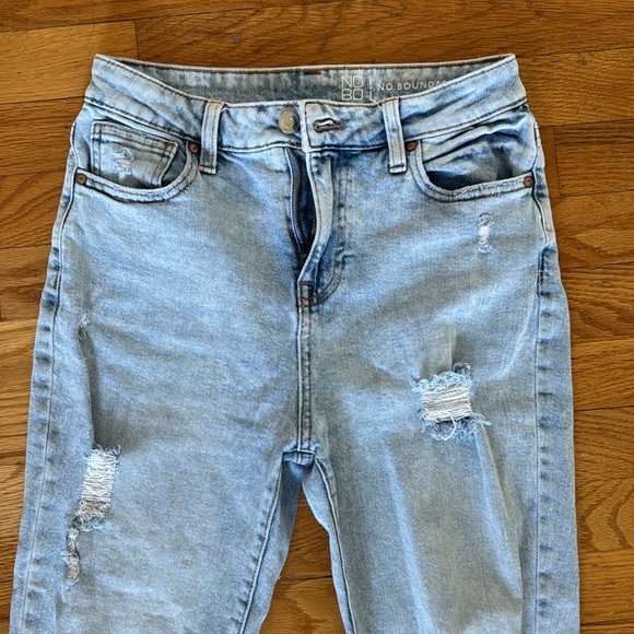 No Boundaries distressed Jeans - Picture 2 of 4